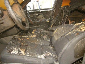 Au furat o maşină din Eforie, au condus-o fără permis şi i-au incendiat scaunele